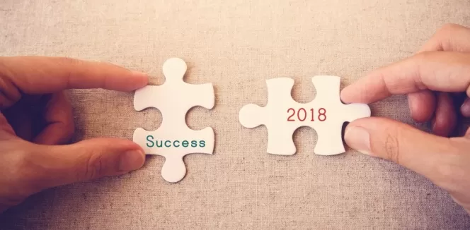 Zwei Puzzelstücke mit den Begriffen Success und 2018