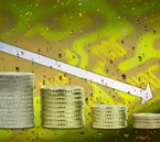 Sinkende Münzstapel mit abwärts zeigendem Pfeil vor grünem Hintergrund – Symbol für finanziellen Rückgang.
