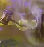 Richter mit Hammer hinter dichtem Rauch