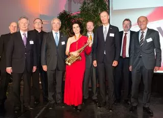 Gruppenfoto der Generalversammlung mit dem 22.0000sten Mitglied Charlotte Mauser, Geschäftsführerin der Walter Mauser GmbH und 8 weiteren Personen 