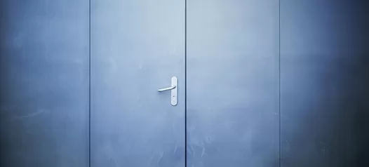 Graue Wand mit Türe