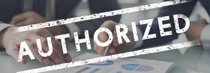Hände zeigen auf ein Blatt mit Diagrammen und Grafiken, überlagert von dem Wort „AUTHORIZED“ in großen, weißen Stempelbuchstaben.