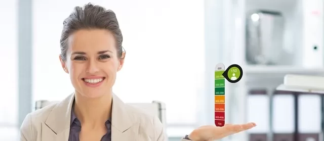 Frau hat eine RiskIndicator Anzeigeskala in der Hand