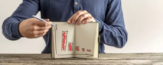 Mann mit Buch malt ein Balkendiagramm