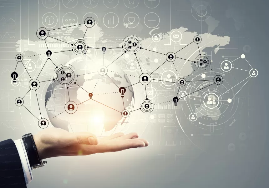 Bildliche Darstellung von Digitalisierung - Mann hält vernetzte Welt in der Hand