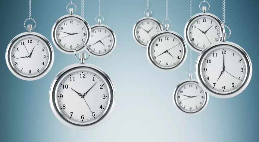 Viele Uhren mit unterschiedlichen Zeiten hängen an Schnüren