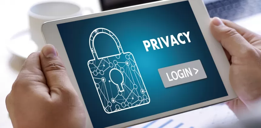Tablet mit Bildschirm auf dem ein Vorhängeschloss und die Wörter "Privacy" und "Login" zu sehen sind