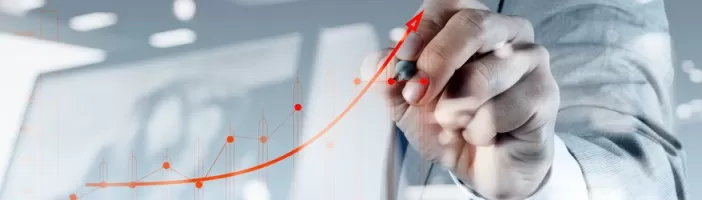 Hand zeichnet auf transparentem Bildschirm einen aufsteigenden Kurvenverlauf mit roten Punkten
