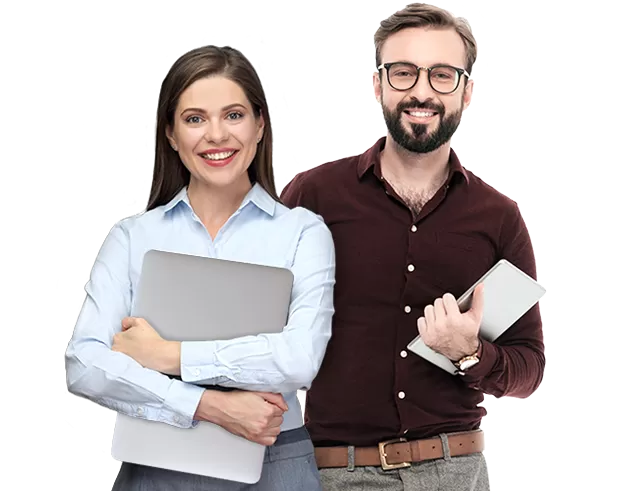 Frau in hellblauer Bluse hält Laptop, Mann in dunkelrotem Hemd hält Tablet, beide stehen nebeneinander