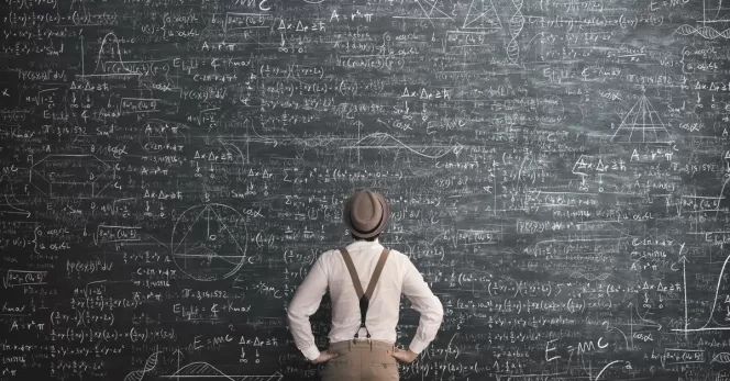 Person steht vor einer großen Tafel mit komplexen mathematischen Formeln und Berechnungen