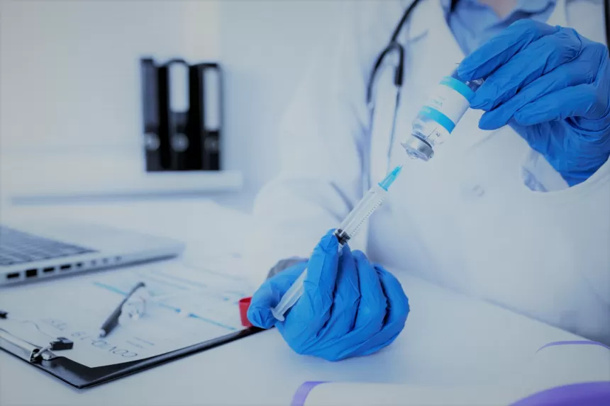 Ein Arzt mit einer Spritze