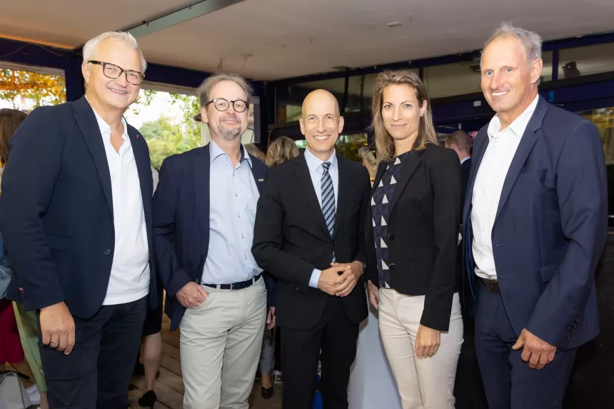 Fünf Personen in Businesskleidung stehen bei Sommerausklang des KSV1870 in einem überdachten Außenbereich