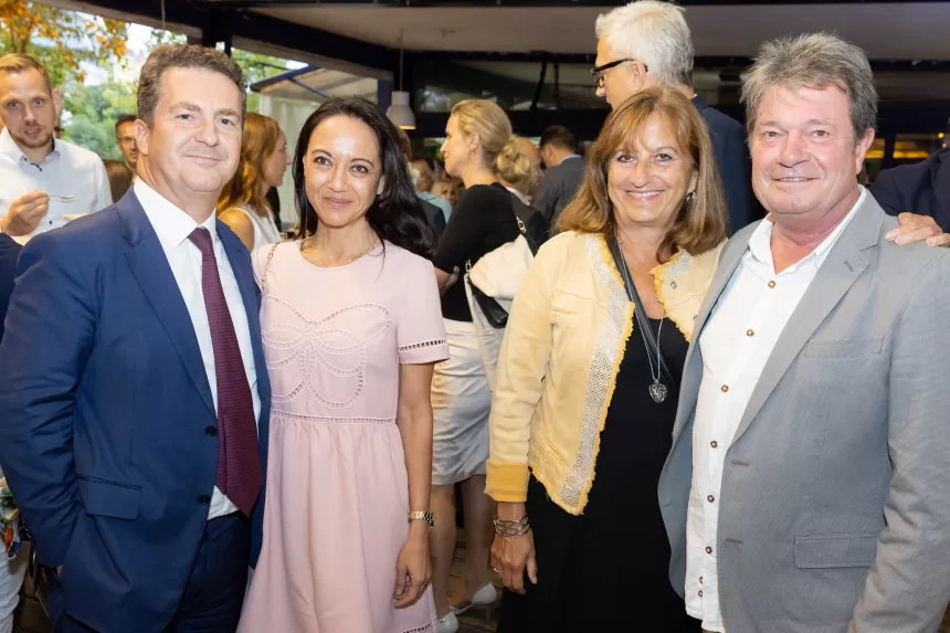 Vier Personen in eleganter Kleidung bei Sommerausklang des KSV1870, zwei Männer in Anzügen, zwei Frauen in Kleidern, stehend in Veranstaltungsraum