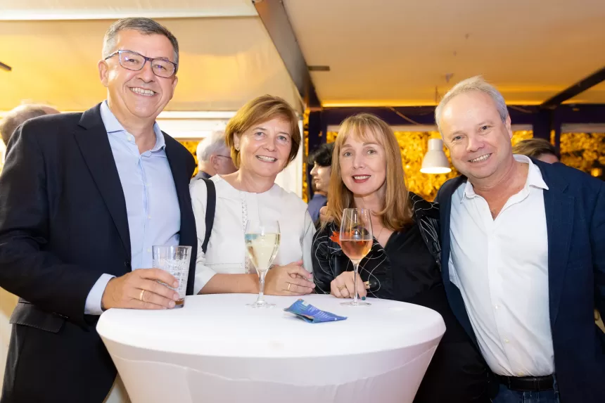 Vier Personen stehen um einen Stehtisch mit Getränken beim Sommerausklang des KSV1870