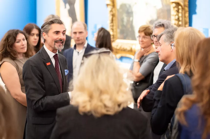 Kunstvermittler beschreibt Kunstwerk beim KSV1870 Events "Nachts im Museum"