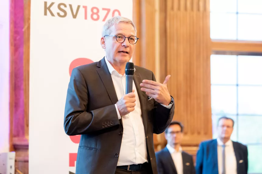 Wolfgang Bergmann, Wirtschaftlicher Geschäftsführer Belvedere, begrüßt Gäste