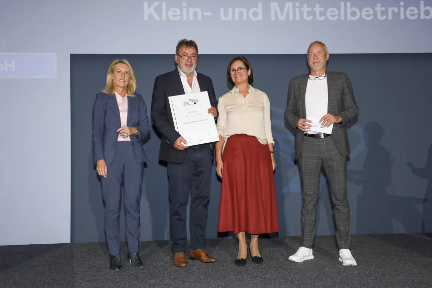 Bäckerei Mangold nimmt den ALC-Preis für den zweiten Platz in der Kategorie Klein- und Mittelbetriebe entgegen