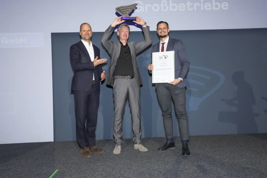 Bachmann Electronic GmbH nimmt den ALC-Preis für den ersten Platz in der Kategorie Großbetriebe entgegen