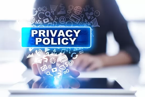 Eine Frau tippt auf ein Tablett und daraus erscheinen die Worte "Privacy Policy" 