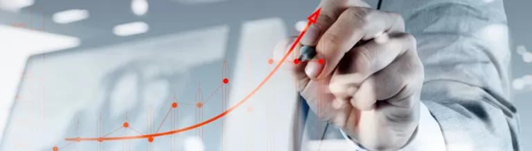 Hand zeichnet auf transparentem Bildschirm einen aufsteigenden Kurvenverlauf mit roten Punkten