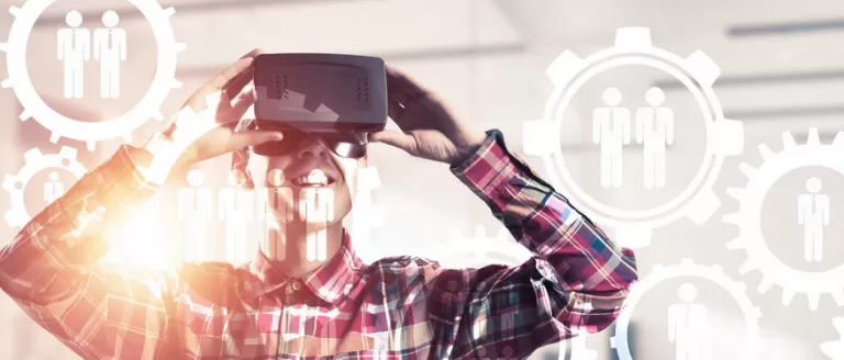 Mann mit VR Brille. Im Vordergrund halb transparente Illustrationen von Geschäftsmännern