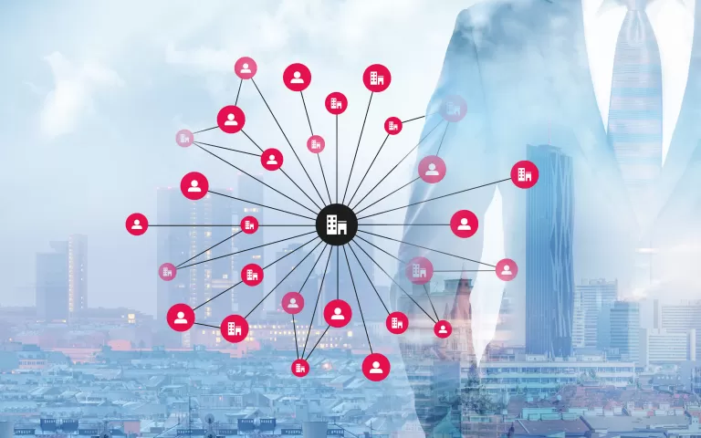 Netzwerkdiagramm mit Unternehmen-Symbol in der Mitte, verbunden mit mehreren roten Nutzer-Icons