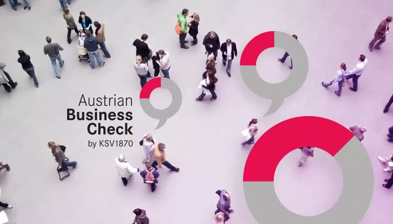 Menschenmenge aus der Vogelperspektive mit Text 'Austrian Business Check by KSV1870' und drei roten und grauen Kreisdiagrammen