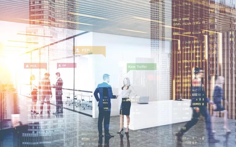 Menschen in einem modernen Bürogebäude mit Glaswänden, einige stehen und unterhalten sich