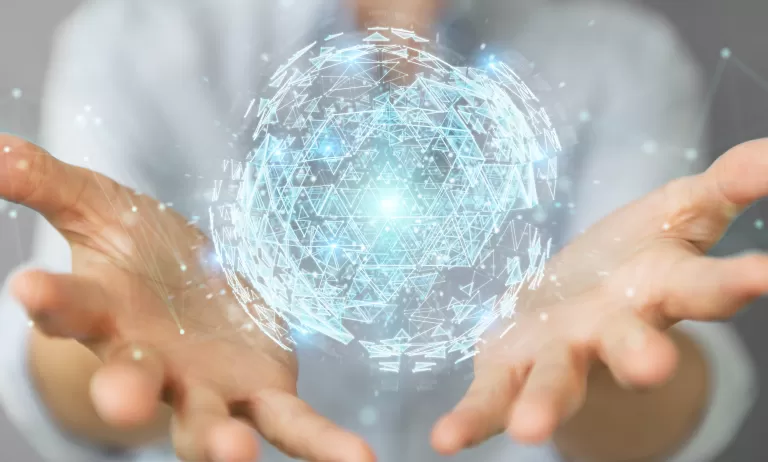 Zwei offene Hände halten ein digitales, vernetztes Globussymbol, das Zukunft und globale Vernetzung symbolisiert