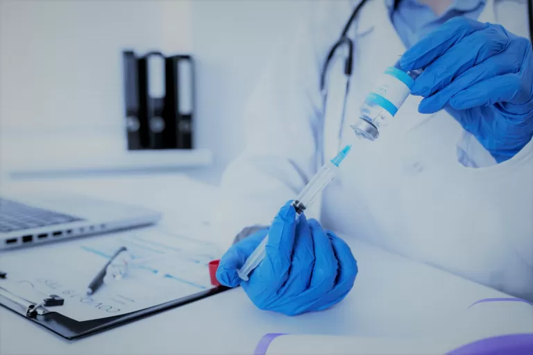 Ein Arzt mit einer Spritze