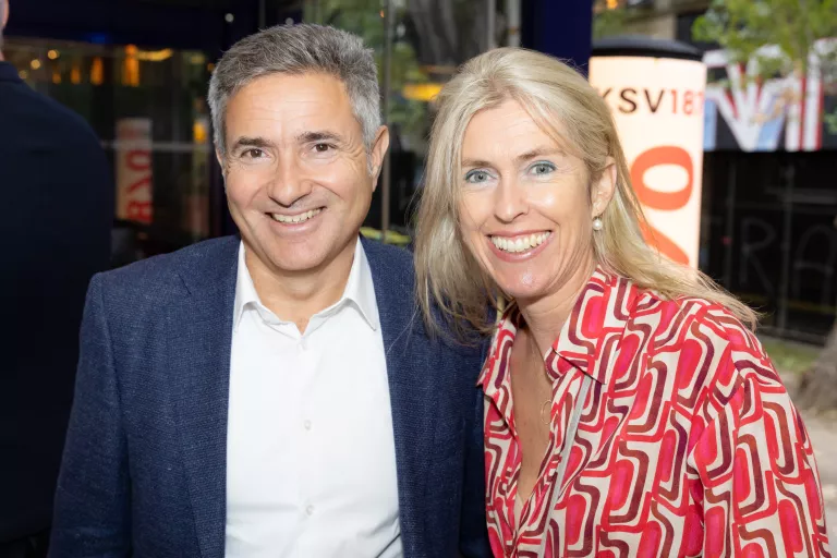 Zwei Personen beim Sommerausklang des KSV1870, Mann in weißem Hemd und dunklem Sakko, Frau in rotem gemustertem Kleid