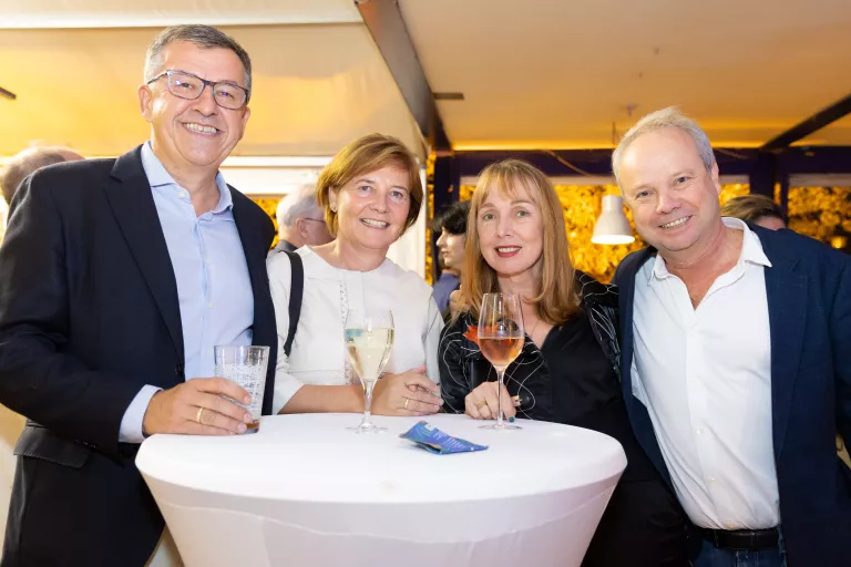 Vier Personen stehen um einen Stehtisch mit Getränken beim Sommerausklang des KSV1870