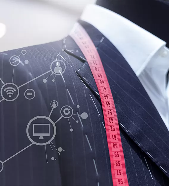 Die Schulter einer Schneiderpuppe, die ein Hemd und ein Sacco trägt, ein pinkes Maßband hängt über der Schulter, im Vordergrund ist ein Netzwerk von verschiedenen Symbolen