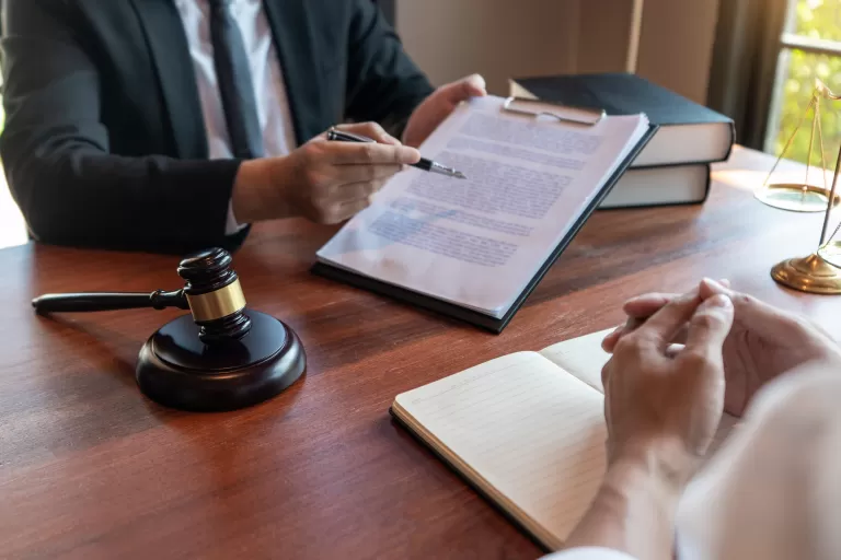 Jurist zeigt seinem Gegenüber etwas auf deinem Dokument