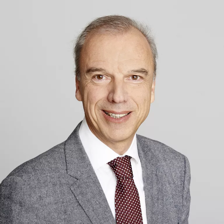 Portraitfoto von Arnold Schuh, Direktor des Kompetenzzentrums für Emerging Markets & Mittel- und Osteuropa an der Wirtschaftsuniversität Wien