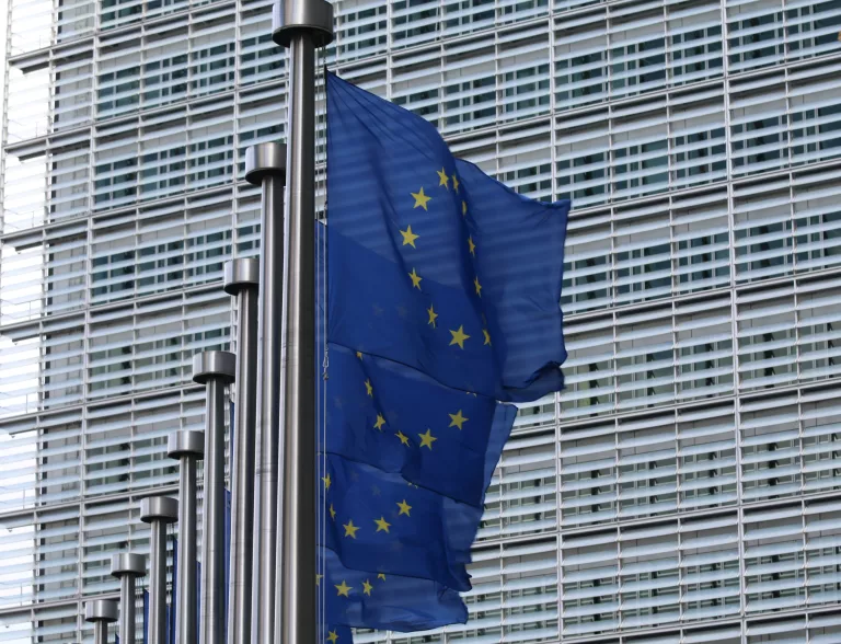 EU-Flaggen vor der Kommission. 