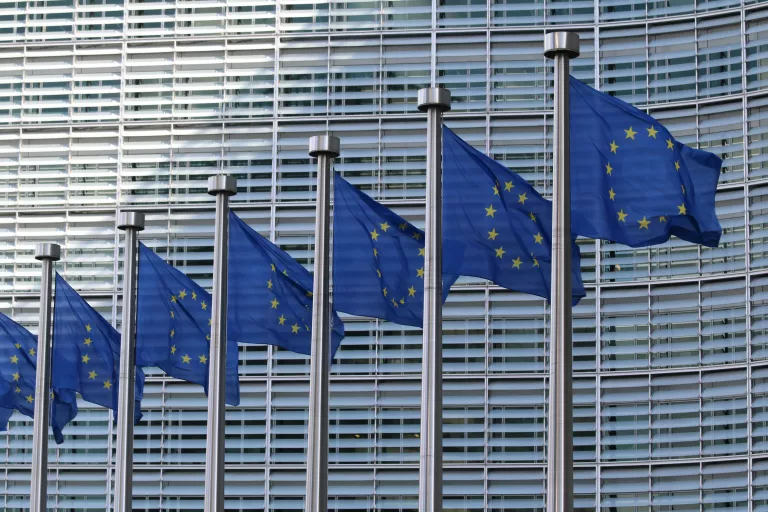 EU-Flaggen vor der Kommission. 