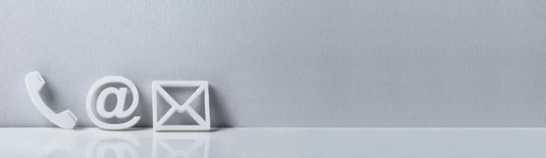 Weiße beliebte Web-Symbole auf dem Schreibtisch über dem reflektierenden Schreibtisch auf grauem Hintergrund