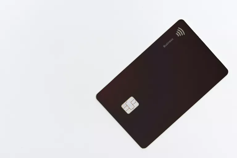 Schwarze Kreditkarte auf weißen Hintergrund