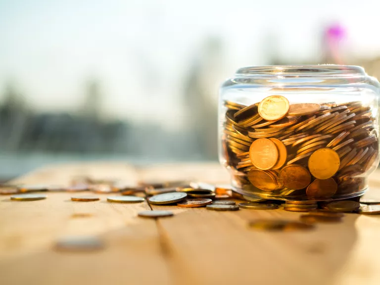 Geldtopf mit Münzen