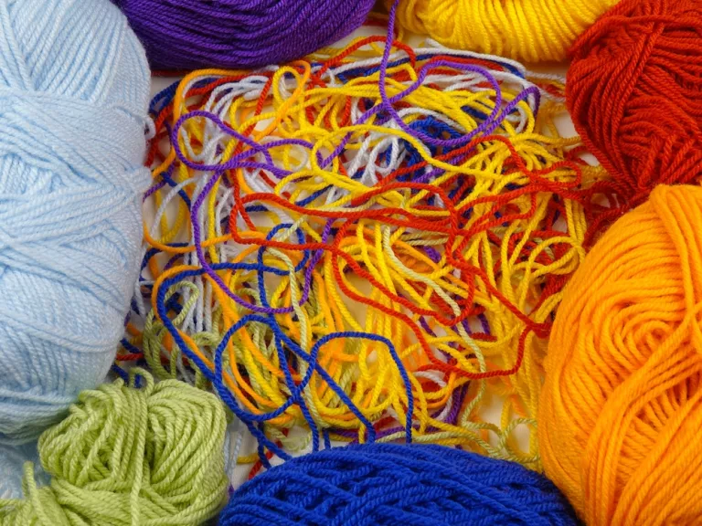 Mehrere Wollknödel, die miteinander verbunden und verknotet sind