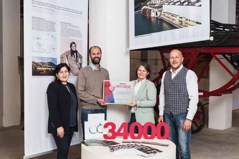 Aliki Bellou und Nurija Suljic (beide KSV1870, außen stehend) überreichen Bernhard Krill und Sandra Drachschwandtner (beide AustroCell Hallein, in der Mitte stehend) die Urkunde "34.000. KSV1870 Mitglied" 