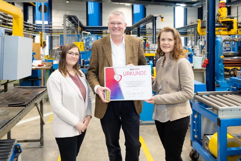 Ögussa-Chef erhält Urkunde