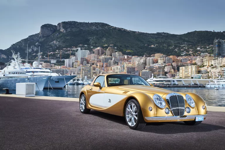 Luxusauto vor imposanten Hafen