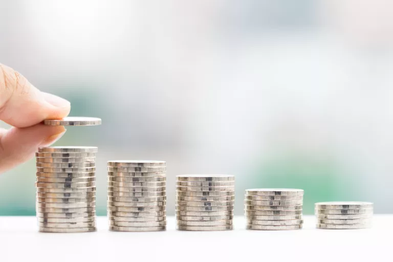 Münzstapel aufgereiht