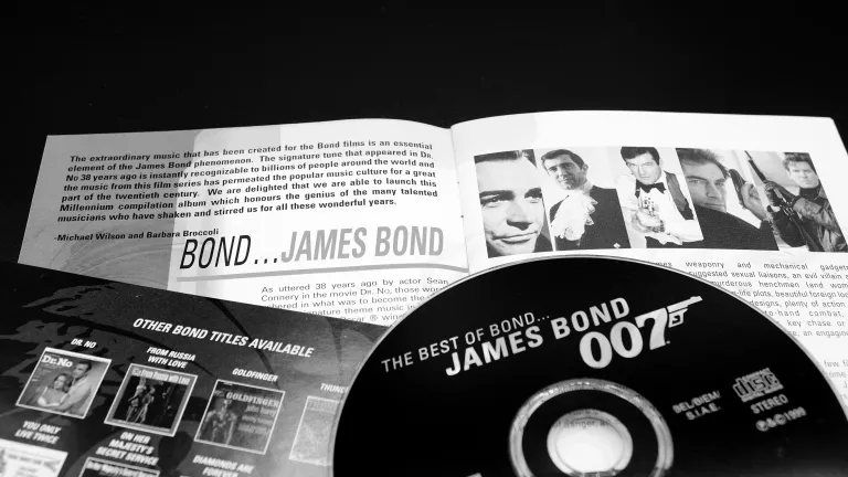 Zusammenstellung von CDs mit 007 Filmmusik mit den ersten 5 Schauspielern, die James Bond spielten