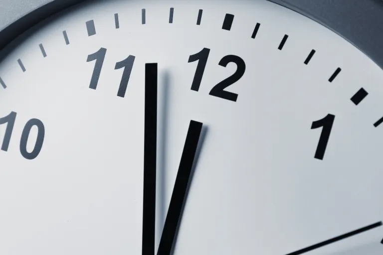 Eine Uhr, die auf fünf vor zwölf zeigt