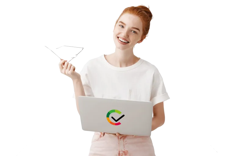 Frau mit Laptop in der einen Hand und Brille in der anderen lächelt