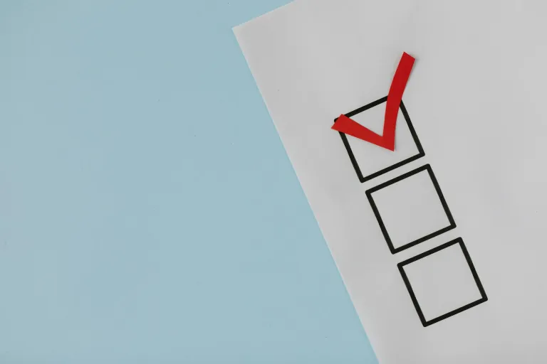 Checkliste auf blauen Hintergrund