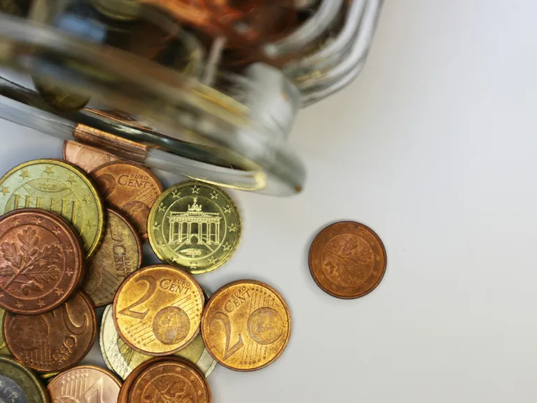 Euro-Münzen auf hellem Hintergrund